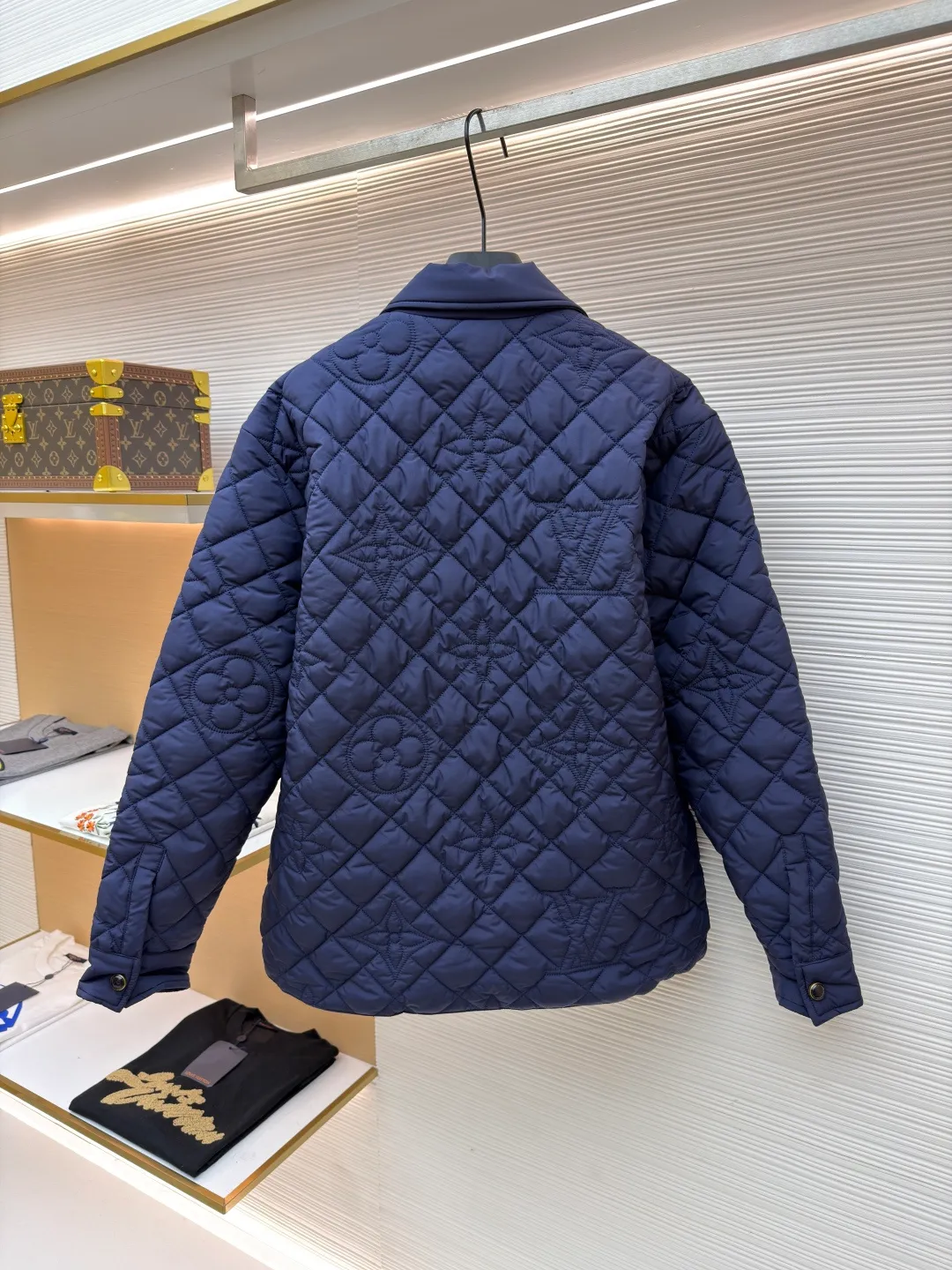 LOUIS VUITTON Quilted Jacket ●Original version: Purchased and developed by 23355 ●Item number: 1681355-D35 ●Fabric: high-density nylon fabric ●Technology: embossed production ●Color: navy ●Version: fitted version ●Weight: about 560 grams ●Size: 44-46-48-50 ●Description: This jacket is made of high-density nylon fabric and made with diamond quilting technology. It has a three-dimensional texture and is warm. The lapel design is matched with the brand's customized metal zipper, and the zipper head is decorated with the LV logo, which is smooth and highly recognizable. The quilted pattern on the body combines the brand's classic Monogram elements and floral patterns, and is presented through three-dimensional sewing technology, with exquisite and layered details. The overall cut is a short silhouette, and the splicing of the body is made with seamless gluing to prevent threads from being exposed; the fabric is treated with water-repellent treatment to improve practical performance. From the intricate design of quilting patterns to the exquisite processing of metal accessories, every step reflects Louis Vuitton's exquisite craftsmanship in luxury quilted items. It is a fusion of classic elements and technological innovation. The overall wiring is straight and delicate, the fabric is comfortable and soft, and the color is consistent without color difference. It can be matched with the same style to create a fashionable look and control various occasions. Customized accessories, complete with three standards, same style for men and women!